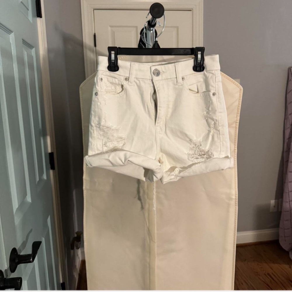 American Eagle super stretch white jean shorts 
Size 2
